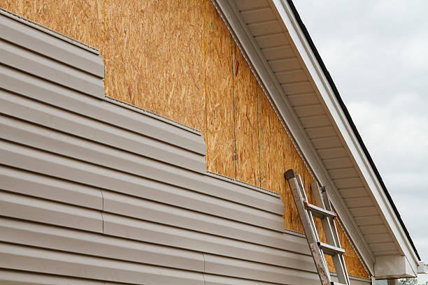 Professional Siding Installation technician working in Buffalo, TX